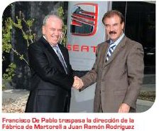 Juan Ramón es felicitado por su predecesor en la dirección de SEAT-MARTORELL